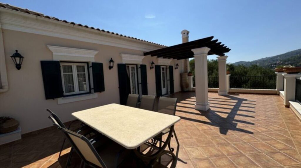 Luxury 4 Bedroom Beachfront Villa with Private Pool in Kassiopi, North East Corfu (23)