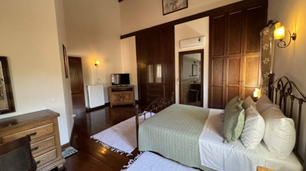 Luxury 4 Bedroom Beachfront Villa with Private Pool in Kassiopi, North East Corfu (25)