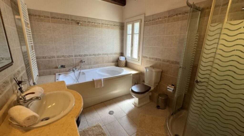 Luxury 4 Bedroom Beachfront Villa with Private Pool in Kassiopi, North East Corfu (26)