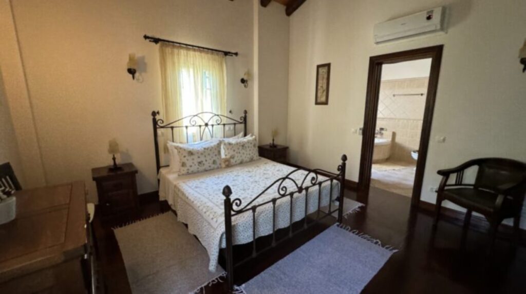 Luxury 4 Bedroom Beachfront Villa with Private Pool in Kassiopi, North East Corfu (27)