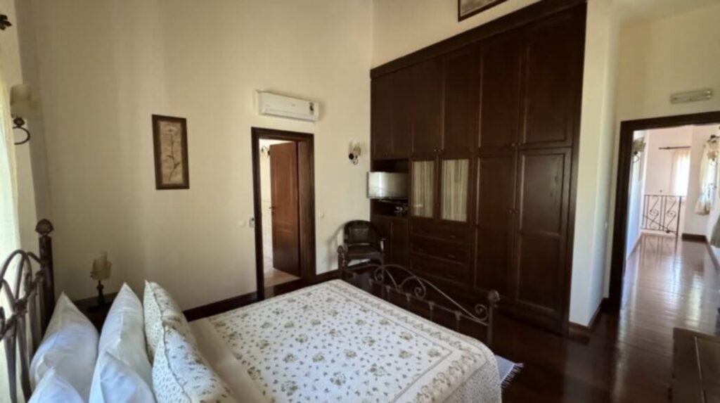 Luxury 4 Bedroom Beachfront Villa with Private Pool in Kassiopi, North East Corfu (28)