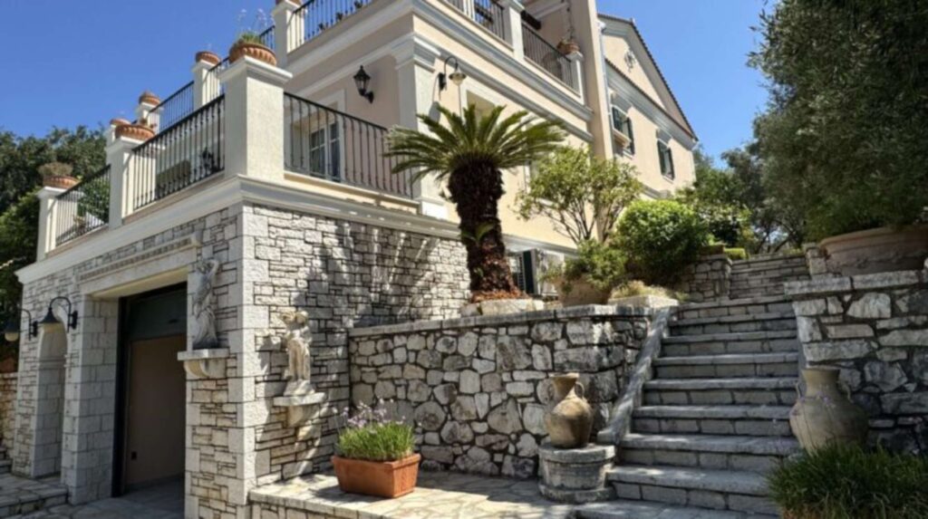 Luxury 4 Bedroom Beachfront Villa with Private Pool in Kassiopi, North East Corfu (33)