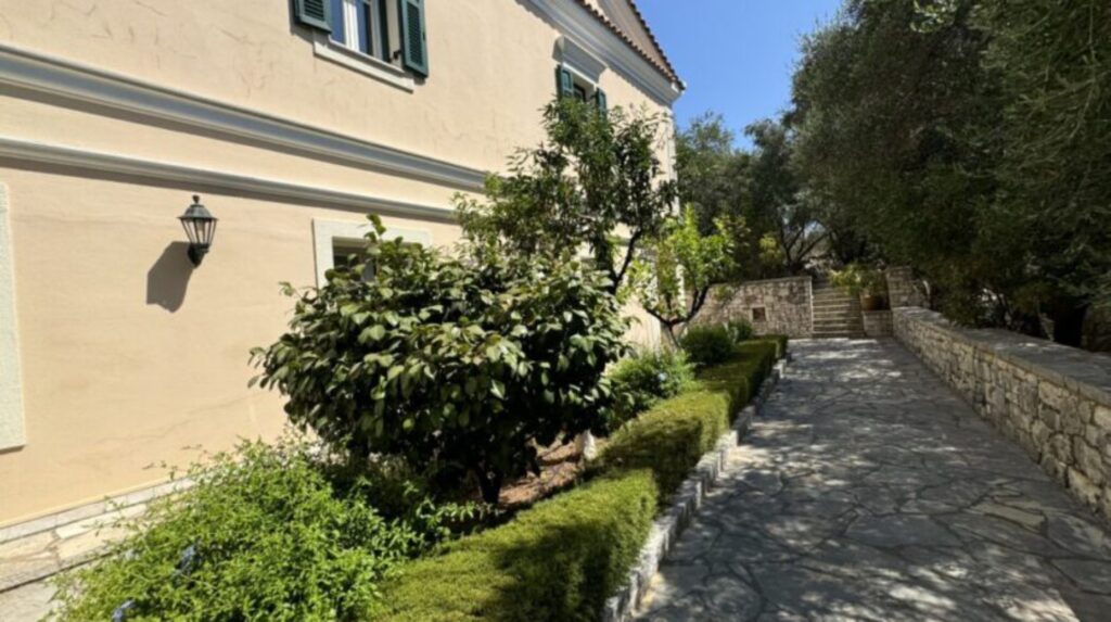Luxury 4 Bedroom Beachfront Villa with Private Pool in Kassiopi, North East Corfu (35)