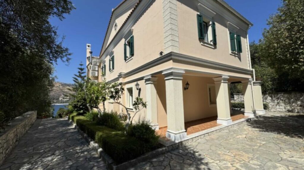 Luxury 4 Bedroom Beachfront Villa with Private Pool in Kassiopi, North East Corfu (37)