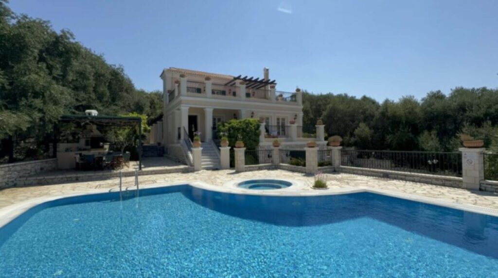 Luxury 4 Bedroom Beachfront Villa with Private Pool in Kassiopi, North East Corfu (38)