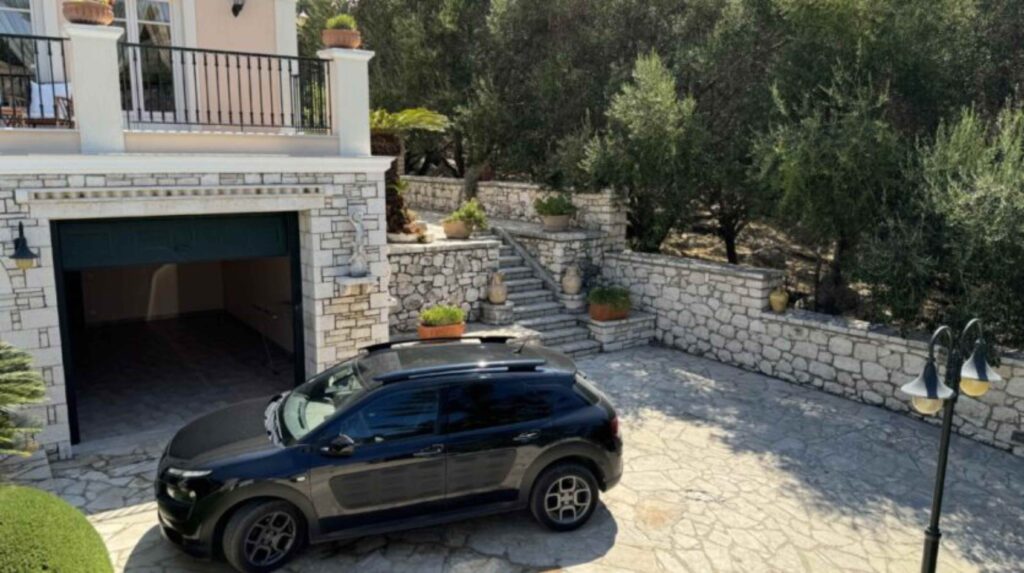 Luxury 4 Bedroom Beachfront Villa with Private Pool in Kassiopi, North East Corfu (5)