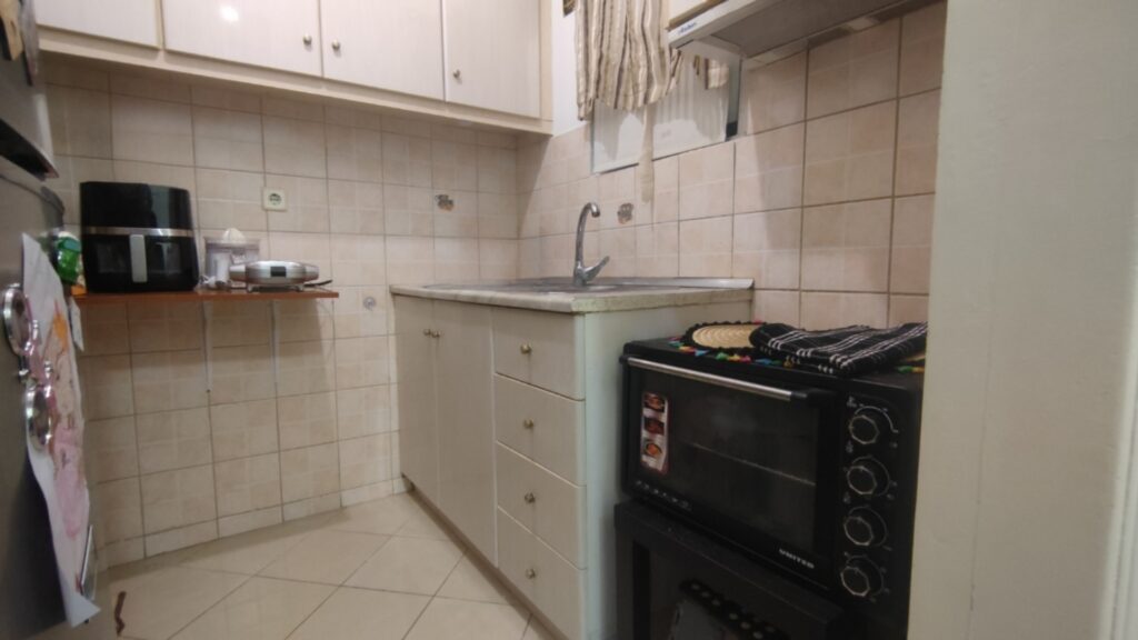 Renovated 1 Bedroom Home with Private Yard & Parking in Platytera (4)