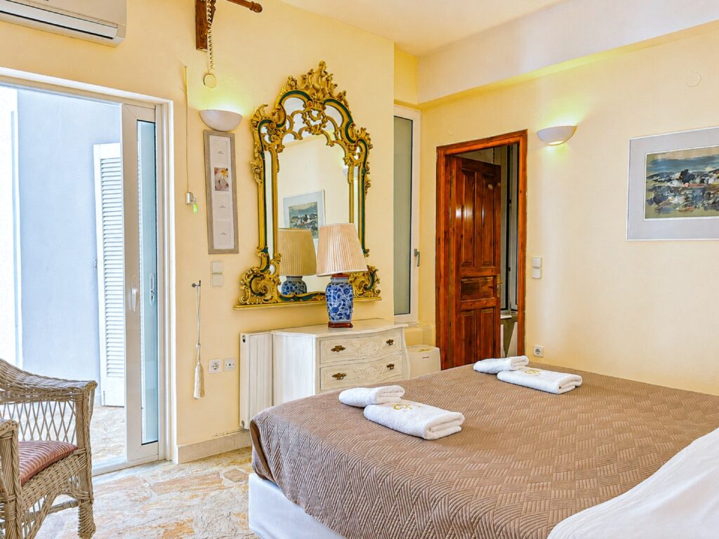 Seafront 4 Bedroom Villa with Panoramic Sunset Views on Corfu's North Coast (10)