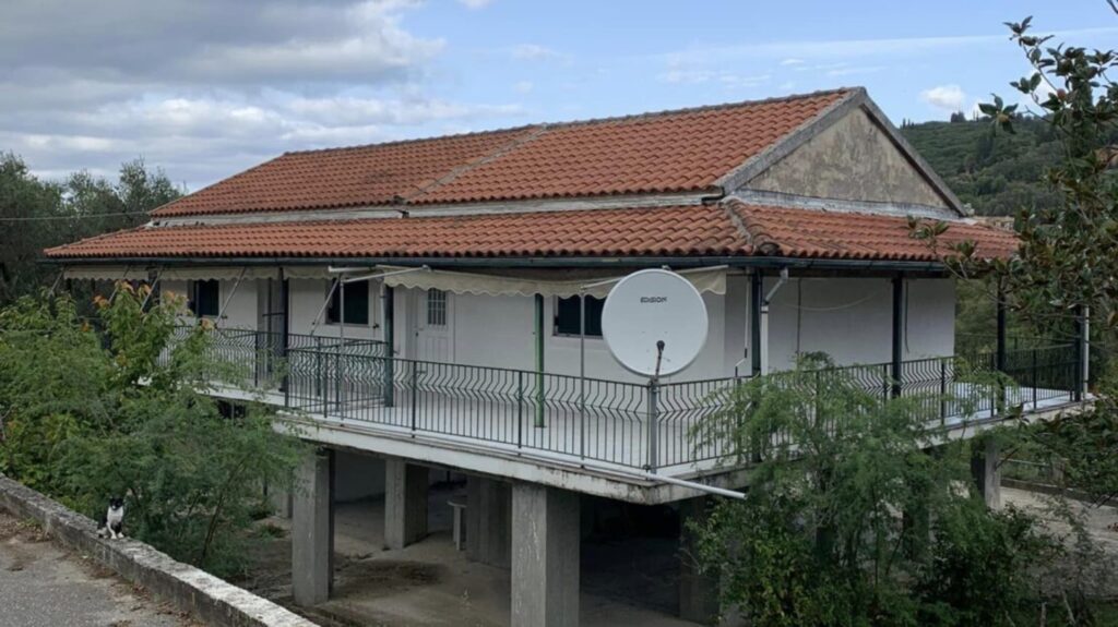 Spacious 5 Bedroom Village House on 4,000 m² Plot with Natural Spring in Klimatia, North Corfu (4)