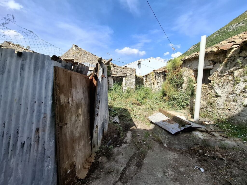 Traditional 2 Bedroom Renovation Opportunity in Skripero, Central Corfu (8)