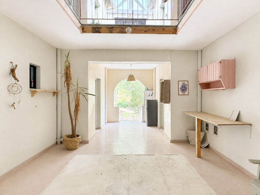 150m² Investment Floor with Six Rooms for Renovation in Ipsos, Corfu €225,000 (26)