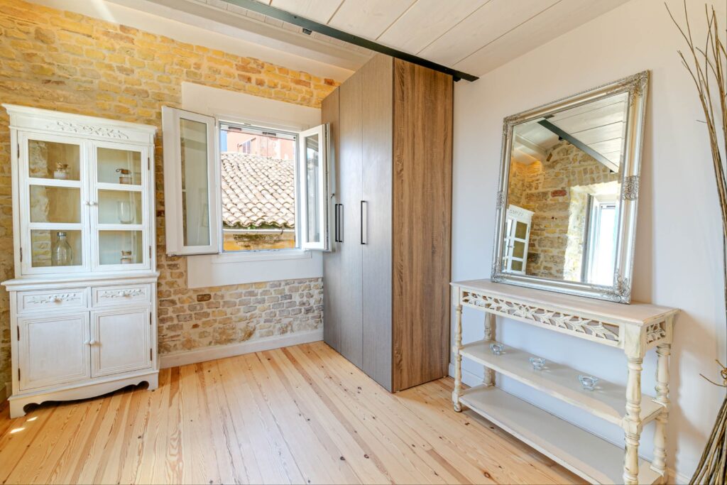 Fully Renovated 3 Bedroom Apartment with Old Town Views in Kampielo, Corfu €565,000 (9)