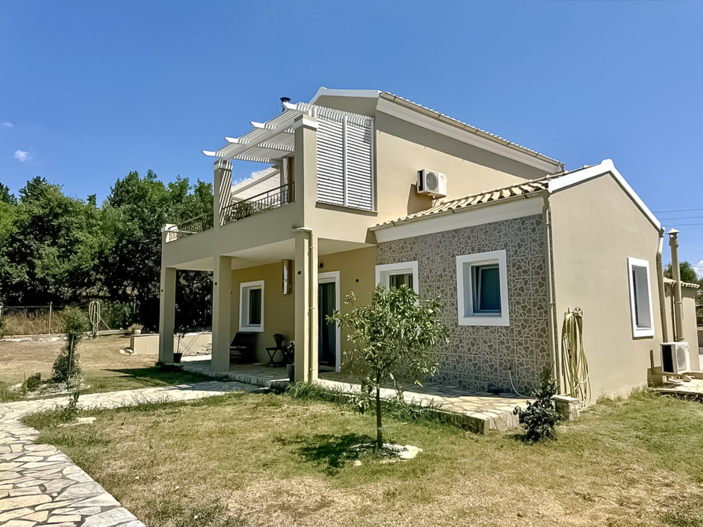 Listing photograph 13 of 43 of the house in Poulades, published by Chase Real Estate Corfu.