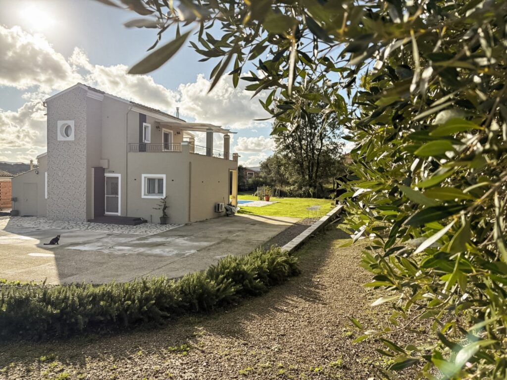 Renovated 2 Bedroom House with Private Pool and 2,200m² Plot in Poulades, Corfu €550,000 (12)
