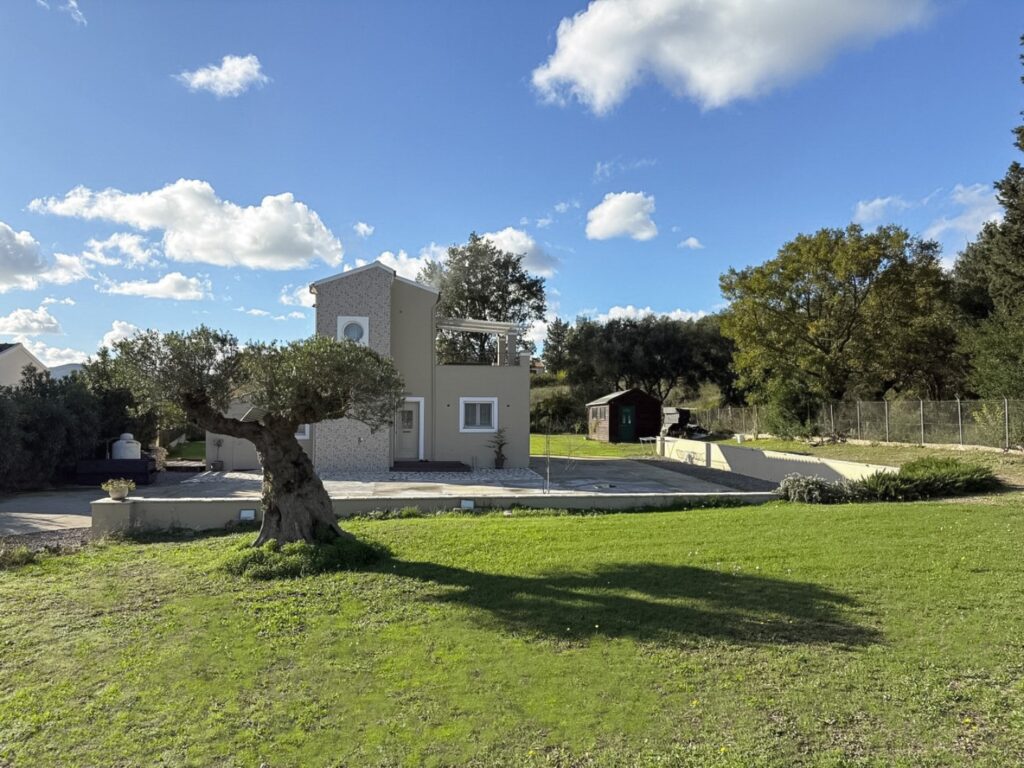 Renovated 2 Bedroom House with Private Pool and 2,200m² Plot in Poulades, Corfu €550,000 (7)