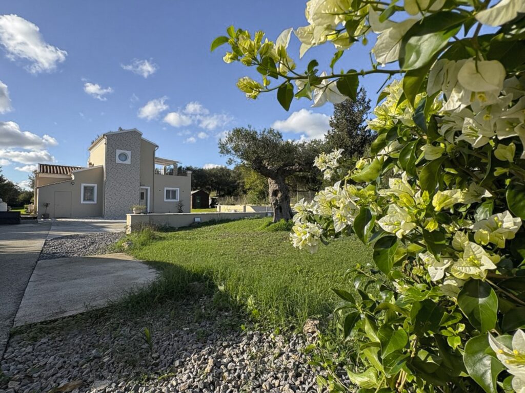 Renovated 2 Bedroom House with Private Pool and 2,200m² Plot in Poulades, Corfu €550,000 (8)