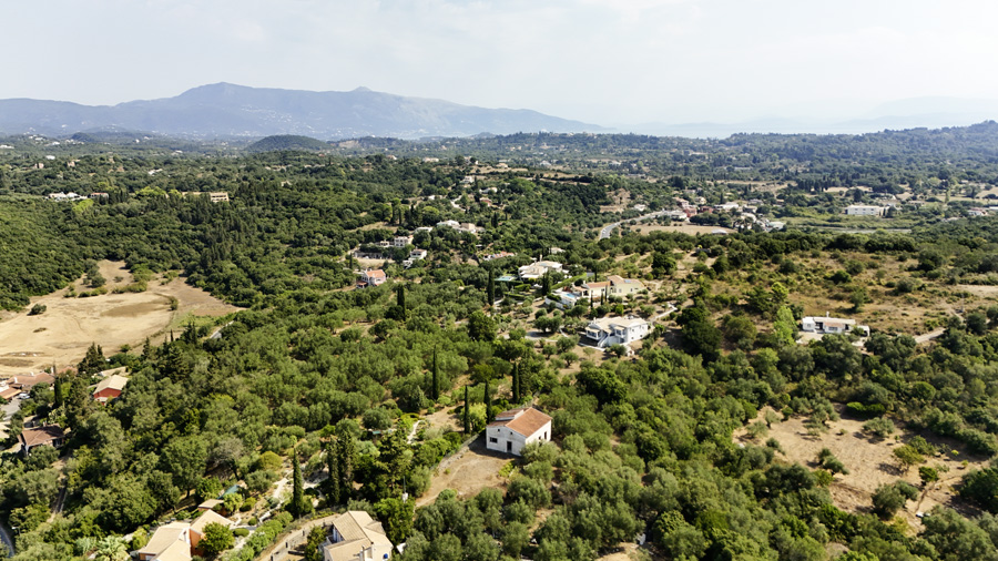 Listing photograph 4 of 18 of the house in Agios Ioannis, published by Chase Real Estate Corfu.