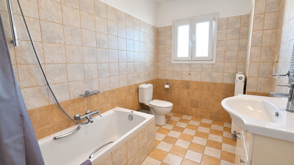 11 sidari main bathroom